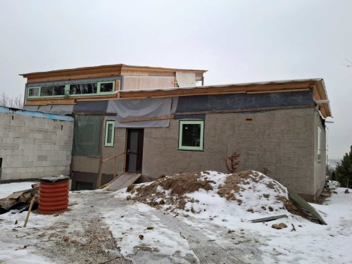 Nadstavba rodinného domu navrhnutá z drevených masívnych panelov