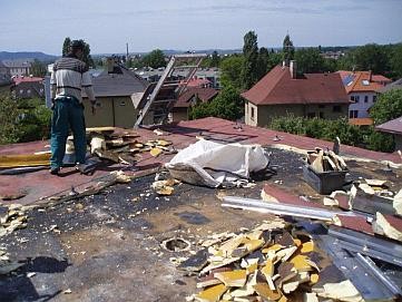 REKONSTRUKCE PLOCHÉ STŘECHY HISTORICKÉ VILY